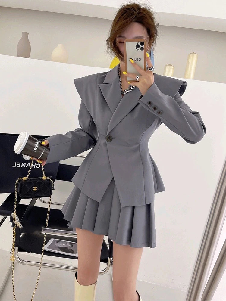 Koreanischer Blazer und Faltenrock