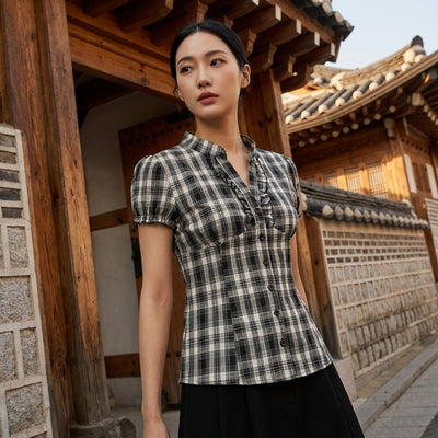 Chemise coréenne femme à carreaux noir et blanc, col V, manches courtes bouffantes et volants. Koreanxwear.